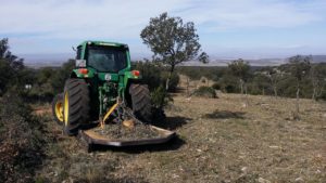 Tractor forestal con desbrozadora de cadenas